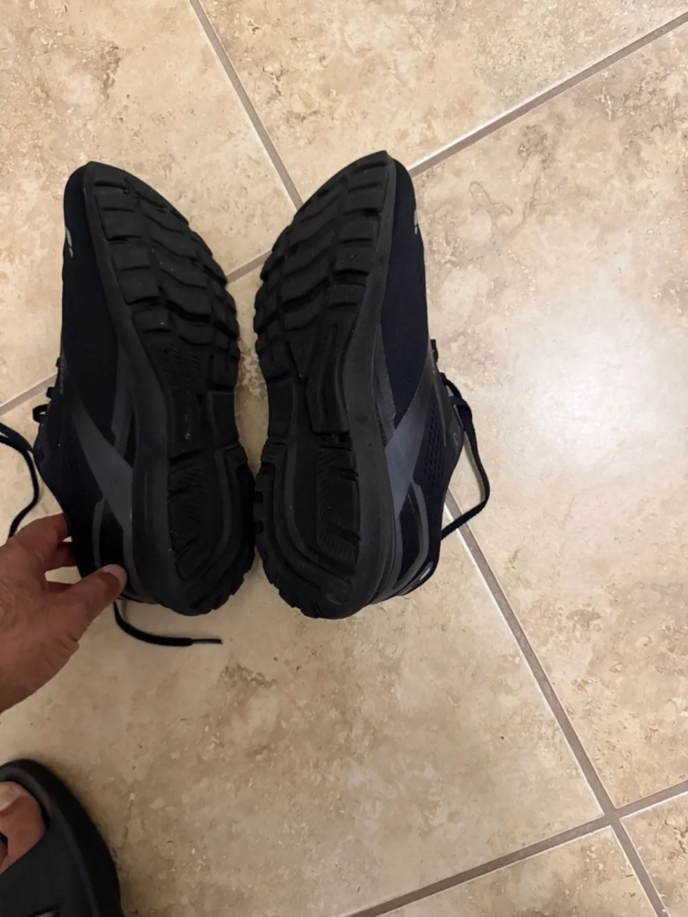 Brooks ghost shoe 9.5 M in excellent. Condition
